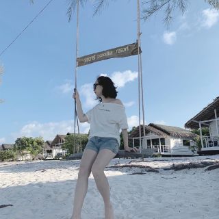 Áo thun lệch vai in chữ (52 kg trở lại)