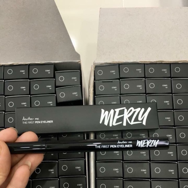 Bút Kẻ Mắt Nước Lâu Trôi Merzy The First Pen Liner