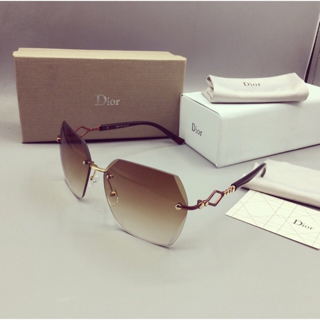 Mắt kính Dior bắt ốc