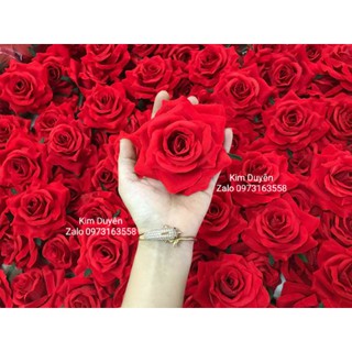 Đầu bông hoa hồng nhung lụa .