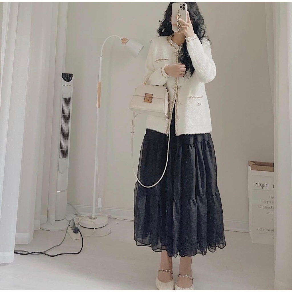 Áo khoác len lông Thảo chi tiểu thư sang chảnh, áo khoác lông thỏ min màng, rất dày dặn và ấm áp.