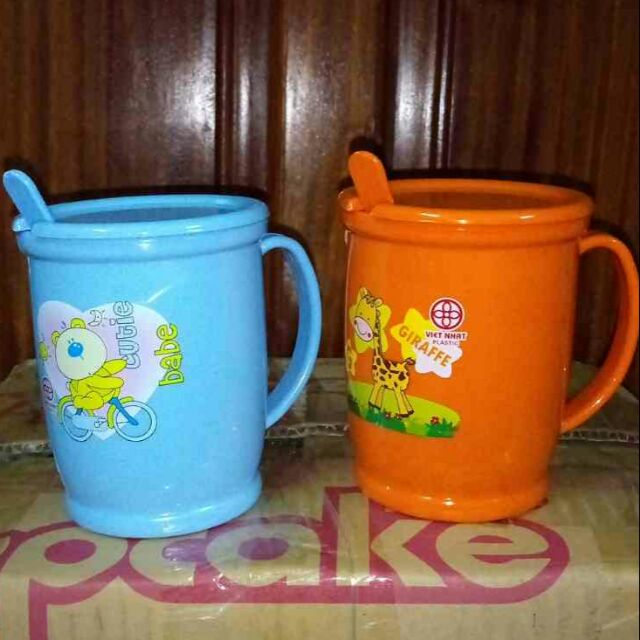 Cốc nhựa có nắp kèm thìa
