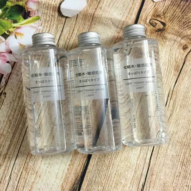 💦 TONER MUJI  💦

🌹🌹🌹Nước hoa hồng Muji Light Toning Water có 2 loại:
👉Light: cho da dầu, da hỗn hợp.