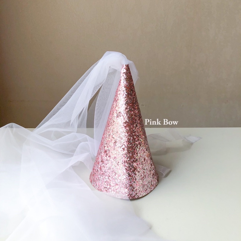 Nón vải kim tuyến có quai đeo kèm miếng rũ voan