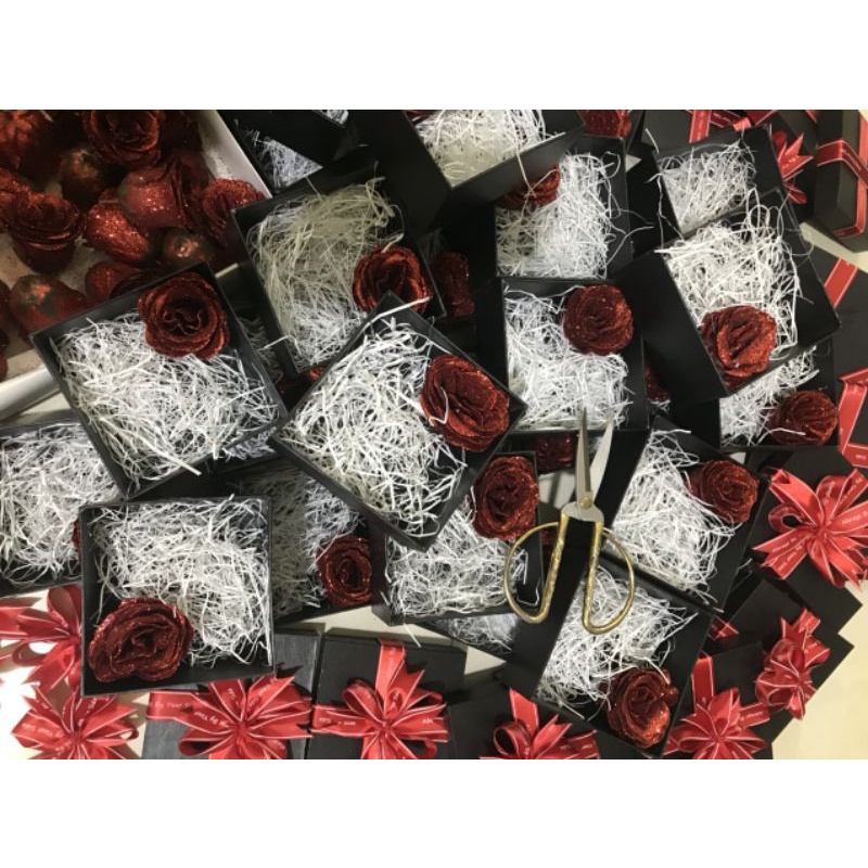 Hộp đựng quà tặng kèm hoa nhũ +giấy rơm.