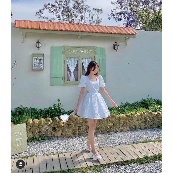 Váy Gấm Hoa Nổi Khoét Eo Cổ Vuông Viền Ren Dáng Xoè
