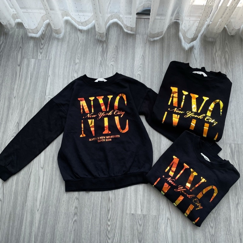 áo nỉ đen hờ mờ