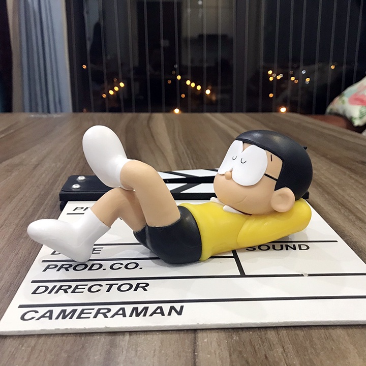Mô Hình Nhân Vật Nobita Đang Ngủ (Vạn Sự Bình An). Sản phẩm làm từ nhựa PVC đặc siêu xịn và đầm tay.