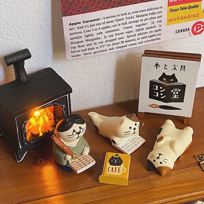 Mô hình mèo chủ đề tiệm sách