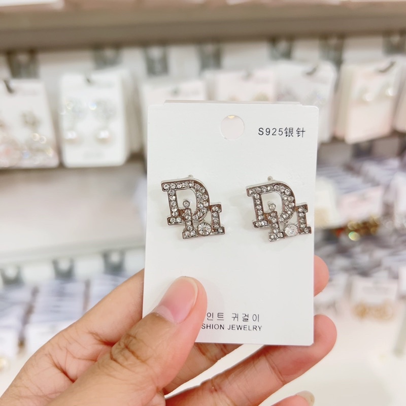 Bông  tai thương hiệu 1 mẫu mã đa dạng