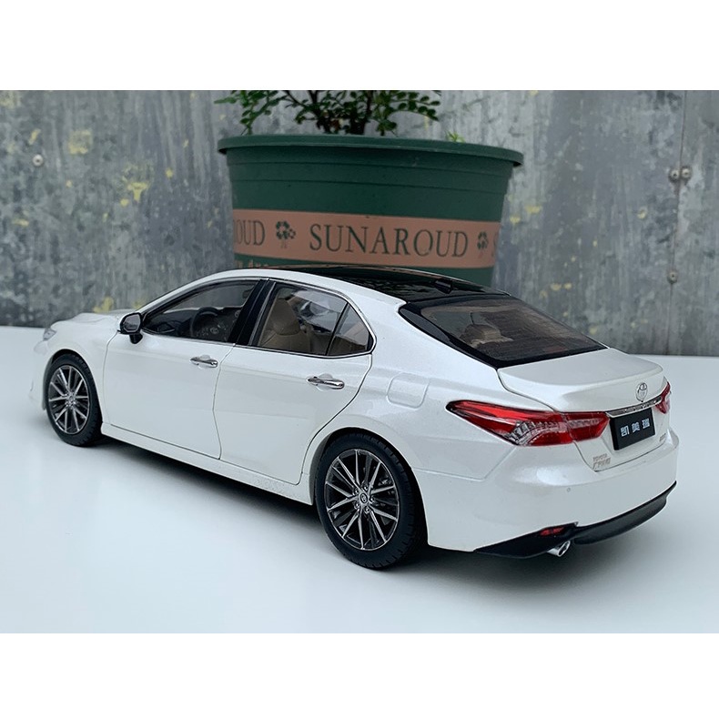 Mô hình Toyota Camry 2022 tỉ lệ 1:18