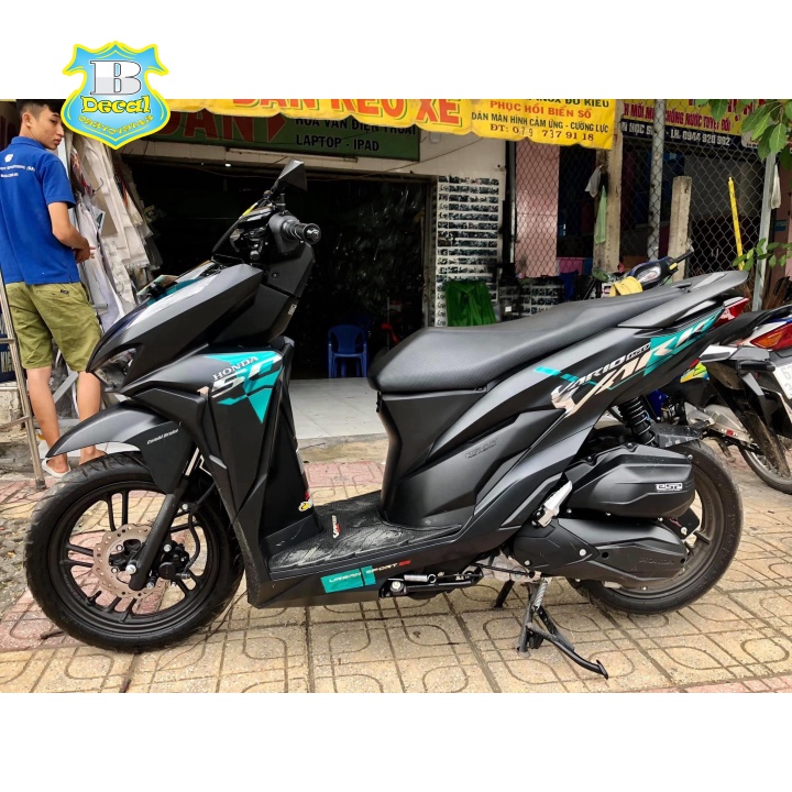 ( Quí khách vui lòng mang ra tiệm cho thợ dán ) Tem vario 150 indo chất liệu Crom cao cấp