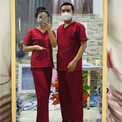 Bộ Scrubs NAM NỮ cổ tim màu ĐỎ TƯƠI cao cấp (có nón vải) - Đồng phục phòng khám, spa, thẩm mỹ viện, quần áo chống dịch