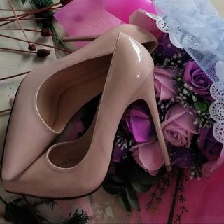 Cao gót đế đỏ màu nude nhạt