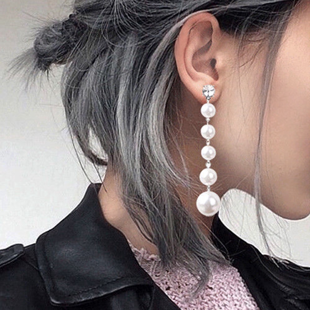 Khuyên tai dáng dài đính hạt giả ngọc trai nhã nhặn