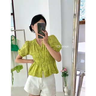 Áo sơ mi cốm cổ v tay cộc hoạ tiết dập hoa lỗ nhỏ chun eo