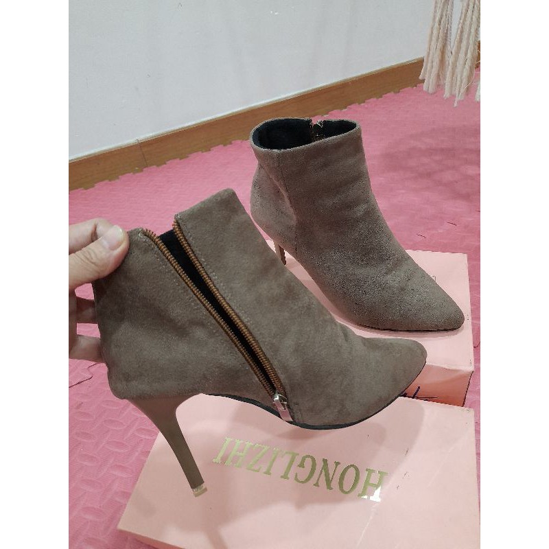 Boots cổ ngắn nữ da lộn cao 9 phân mũi nhọn