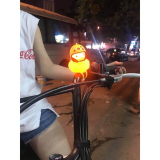 Đèn vịt treo xe đội mũ bảo hiểm