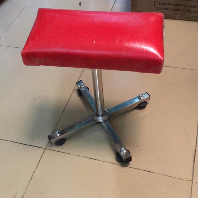 Ghế gác chân làm móng ,nail  chân inox đậm đây có màu đỏ và màu đen