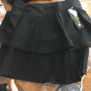 Chân váy và áo phông dior