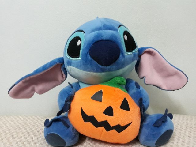 Gấu bông Stich xanh 30cm ôm bí đỏ Haloween