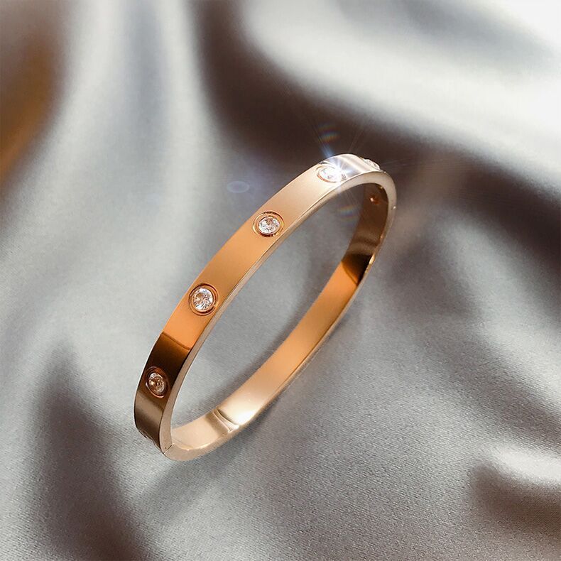 Vòng đeo tay vàng 18K đính đá thời trang cho nữ