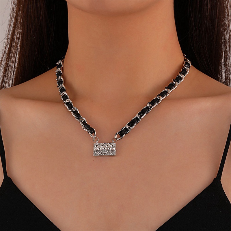Dây chuyền choker bằng da mặt hoa trà đính đá thời trang