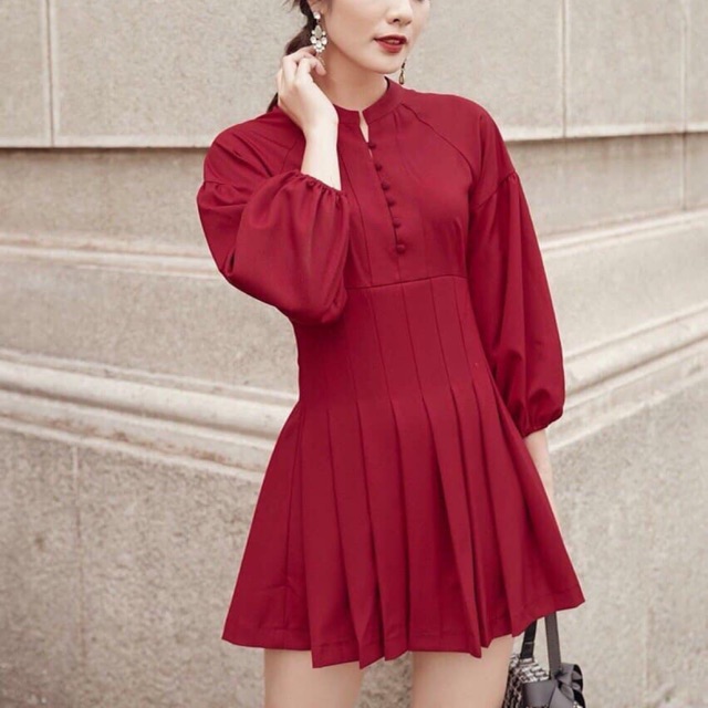 Đầm đỏ nút bọc xếp li