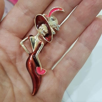 Ghim cài áo kiểu cô gái đội nón vành to thanh lịch thời trang dành cho nữ