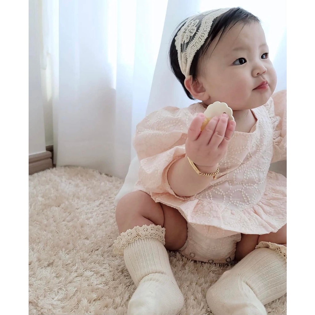 Váy Bodysuit Anne Shirley Lace V thêu hoa tay bồng đáng yêu cho bé gái