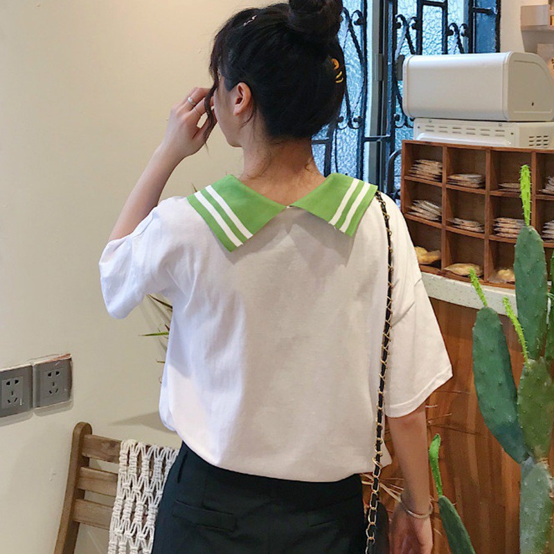 Áo thun tay ngắn phối nút thêu hình quả bơ