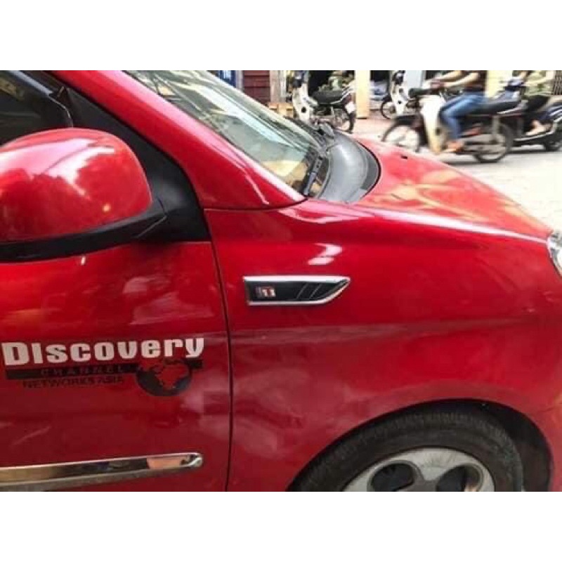 Bộ 2 miếng mang cá ô tô giả hốc gió dán trang trí sườn ô tô xe hơi kiểu dáng thể thao.