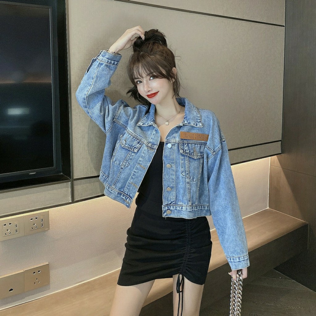 Áo khoác jean nữ Flower power xanh chéo huy hiệu jeans Number cao cấp form 48-59kg Chiwawa shop giá sỉ C55