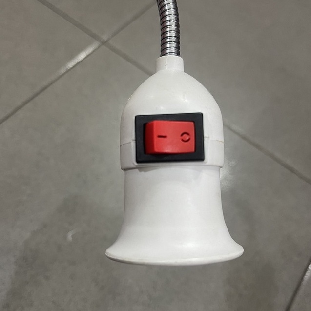 Đuôi đèn lò xo bẻ cong xoay 360 độ có công tắc chuôi E27