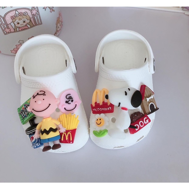 Set Charm Crocs / Jibbitz / Sticker Gắn Dép Hàn Quốc Mẫu Cậu Bé Charlie Và Chó Snoopy Đáng Yêu 🐶🐶🐶(không kèm dép)