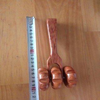 Dụng cụ massage lăn 3 bánh gỗ dừa