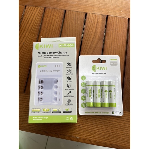 Bộ pin sạc kiwi chính hãng.Bao gồm 4 viên pin 2800mah kèm 1 dock sạc