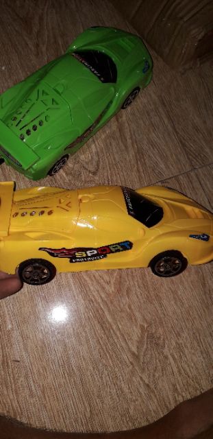 Mô hình xe ôtô chạy dây rút bằng nhựa có đèn Led rất đẹp