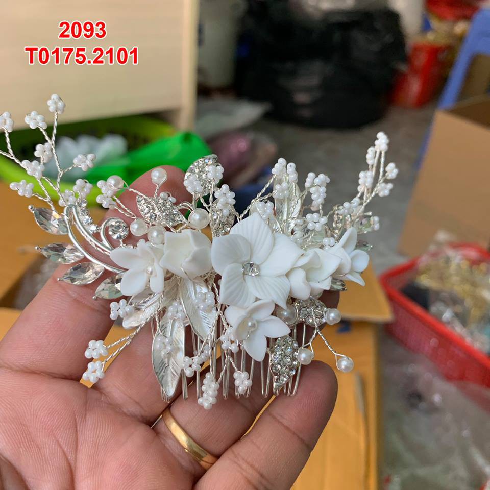 Cài tóc hoa mủ trắng dùng được cả cho bà sui