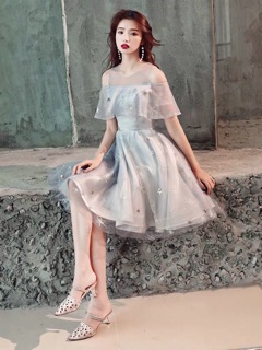 Váy prom bạc trễ vai dáng ngắn