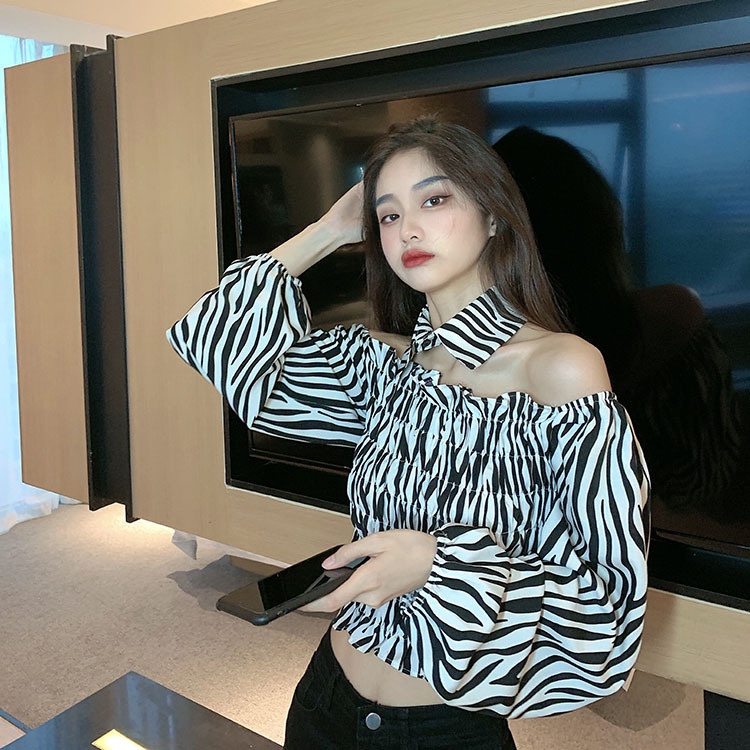 Áo Croptop Kẻ Sọc Hoạ Tiết Hoa Phong Cách Hàn Quốc