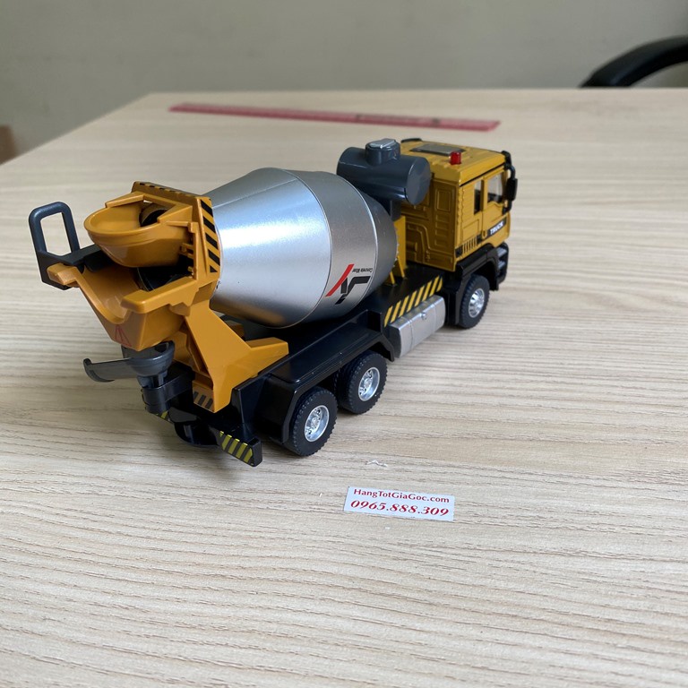 Mô hình xe bồn chở bê tông tỉ lệ 1:50 bằng hợp kim chạy bằng cót, có đèn và còi –