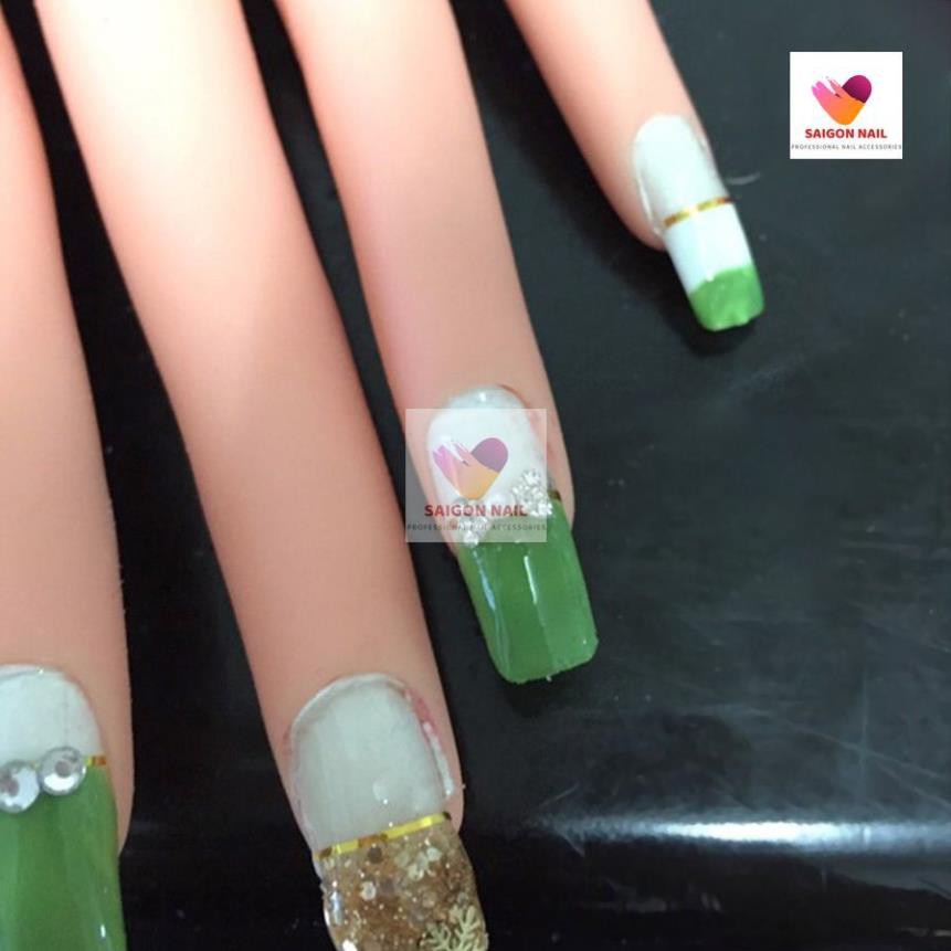 Bàn tay giả học nail