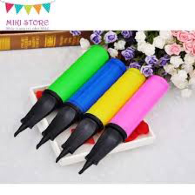 Bơm bóng bằng tay (màu sắc ngẫu nhiên)