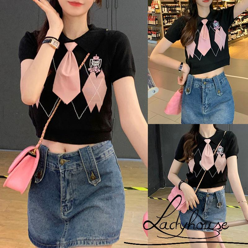 Áo Croptop Dệt Kim Tay Ngắn Cổ Bẻ Thêu Họa Tiết Hình Thoi Có Cà Vạt Cho Nữ