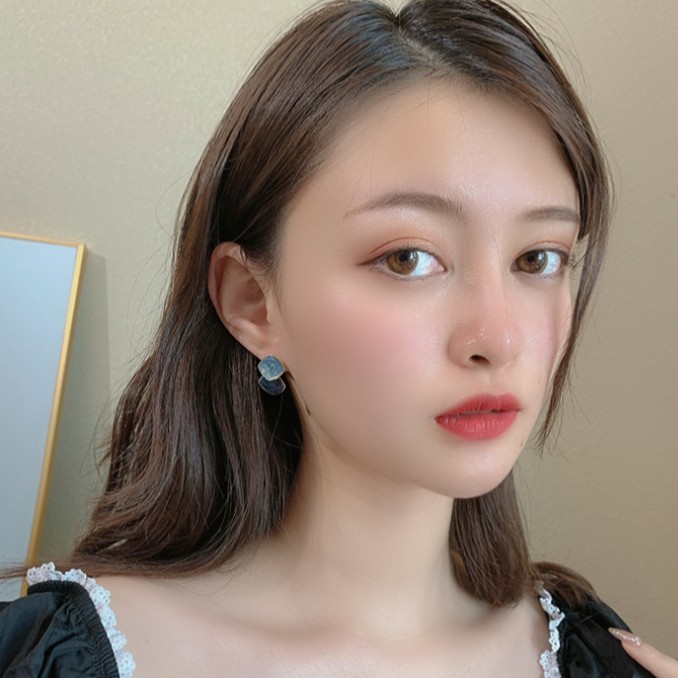 Bông tai thiết kế hình học màu sắc tương phản hợp thời trang 2023