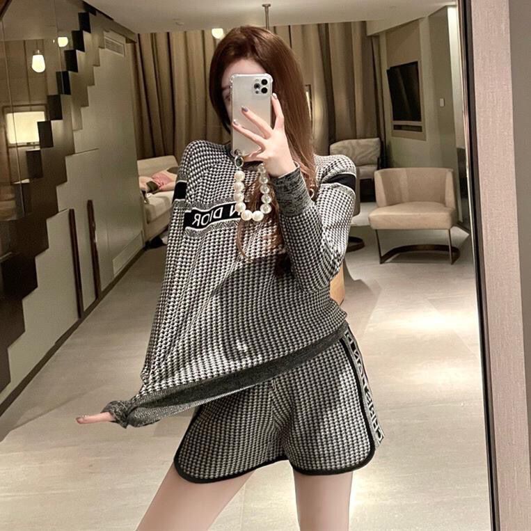 Set áo thun tay dài in chữ và quần short họa tiết houndstooth phong cách Hồng Kông mới 2021