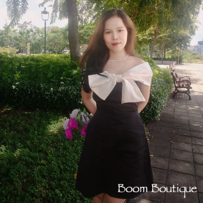 ĐẦM ĐEN BẸT VAI VIỀN KEM NƠ NGỰC_B.O.O.M