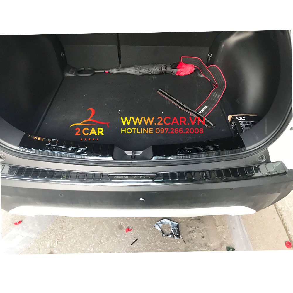 Ốp chống trầy cốp trong, ngoài xe Toyota Corolla Cross 2020-2021 chất liệu titan