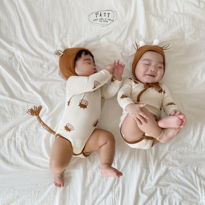 Set áo liền quần dài tay vải cotton họa tiết bò sữa dễ thương kèm mũ thời trang thu đông cho trẻ sơ sinh